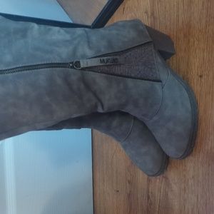 Grey detail boots
